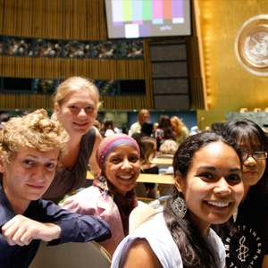 年轻人出席在联合国总部大会堂举行的主题为“对话和相互了解”的2010年国际青年年启动仪式