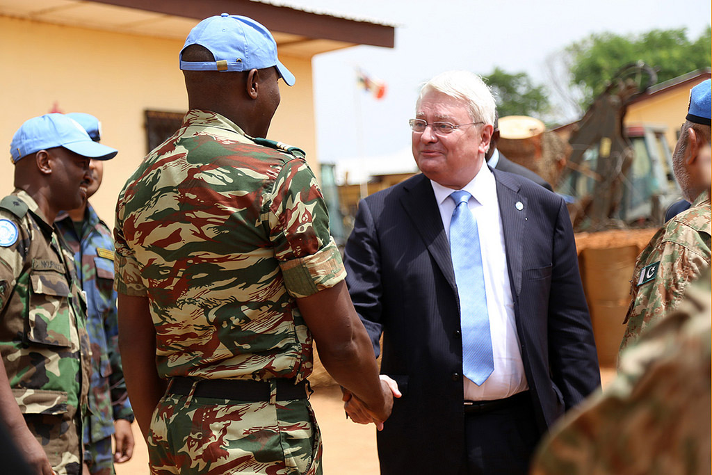 Hervé Ladsous, Secrétaire général adjoint aux opérations de maintien de la paix, lors d’une visite en République centrafricaine. Photo : ONU/Jean Claude Bitsure