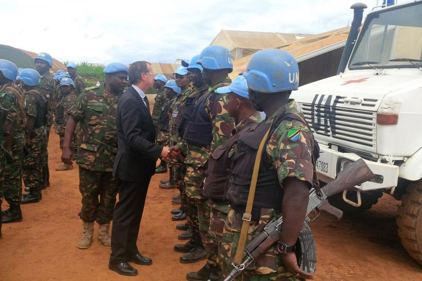 Le Représentant spécial du Secrétaire général en RDC, Martin Kobler, avec des Casques bleus de la MONUSCO en mai 2015. Photo : MONUSCO