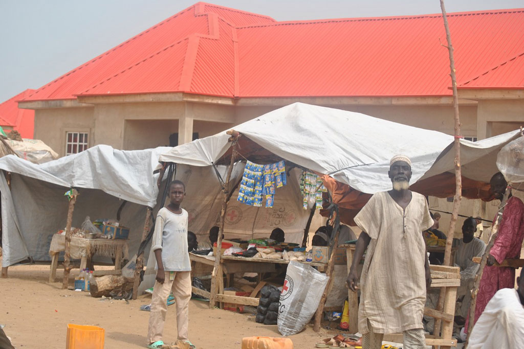 Des personnes déplacées dans le camp de Gubio, à Maiduguri, dans le nord du Nigeria, ont commencé à créer des petites entreprises afin de gagner leur vie, après avoir été déplacées par la violence de Boko Haram. Photo : OCHA / Fragkiska Megaloudi