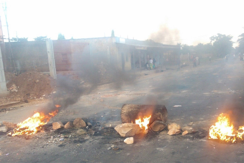 Des barricades incendiées à Bujumbura, la capitale du Burundi. 