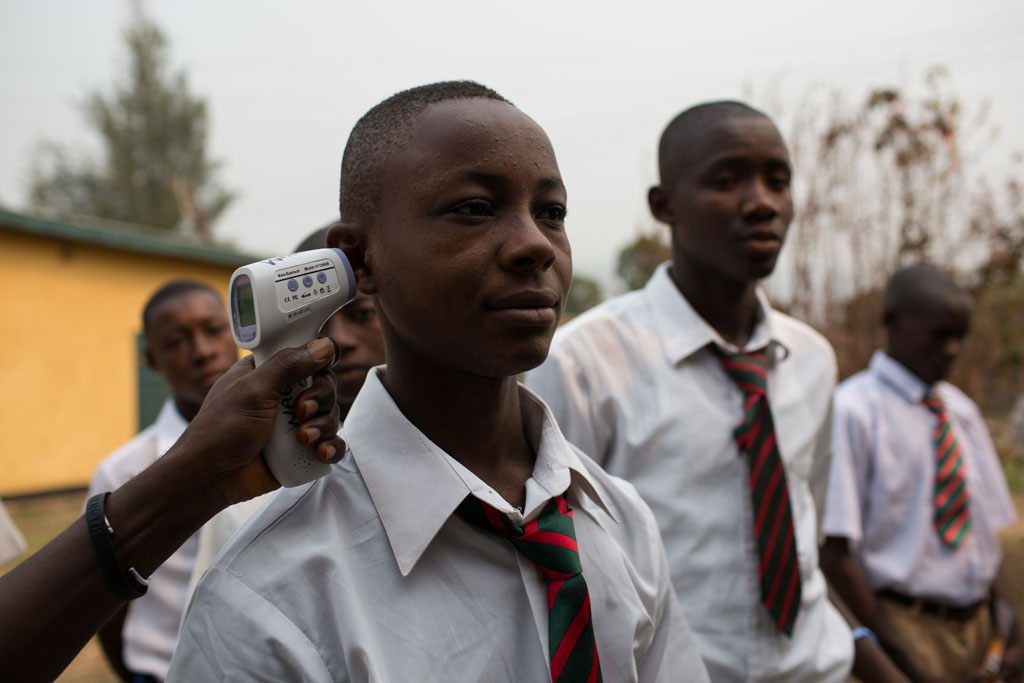 Un garçon prend sa température en mars 2015 alors qu’il arrive à l’école à Kenema, en Sierra Leone, dans le cadre des efforts de dépistage d’Ebola.