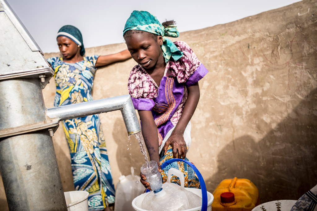 Une jeune fille collecte de l’eau dans un camp au Tchad. Environ 500.000 enfants nigérians ont été déracinés par les attaques de Boko Haram. Photo UNICEF/Sylvain Cherkaoui