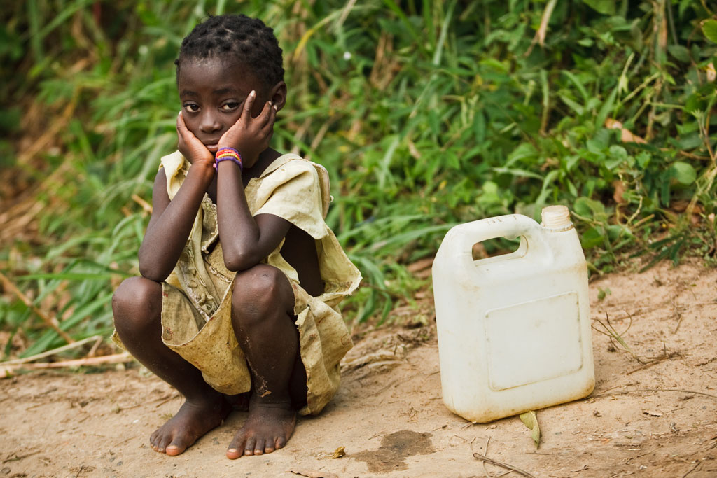 Une petite fille attend de remplir son bidon d’eau dans le village de Kikonka, en République démocratique du Congo (RDC).