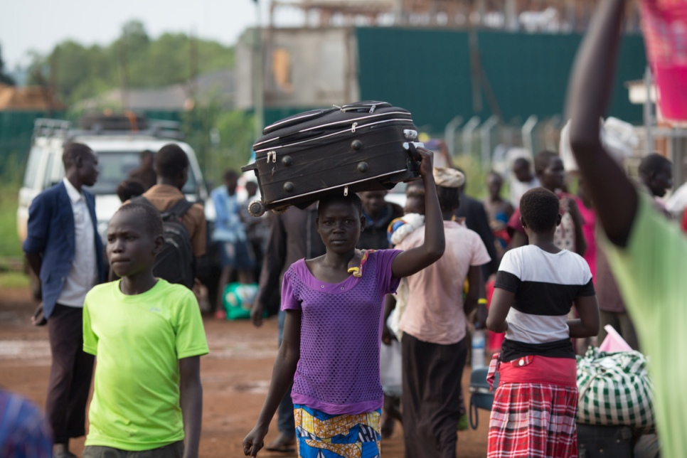 Des réfugiés du Soudan du Sud arrivent à un point de ramassage géré par le HCR à la frontière avec le Soudan du Sud, à Egelo en Ouganda.  © HCR/Will Swanson