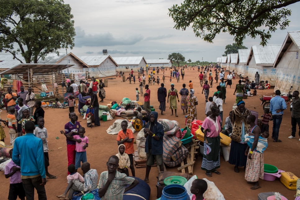 Des réfugiés sud-soudanais nouvellement arrivés reçoivent un abri et des vivres au centre de transit de Numanzi à Adjumani, au nord de l’Ouganda.   © HCR/Will Swanson