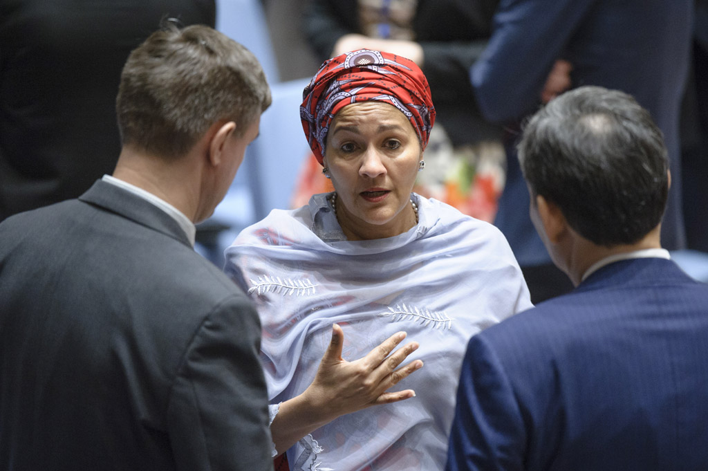 La Vice-Secrétaire générale de l’ONU, Amina J. Mohammed, parle avec des délégués avant une réunion du Conseil de sécurité. Photo ONU/Manuel Elias