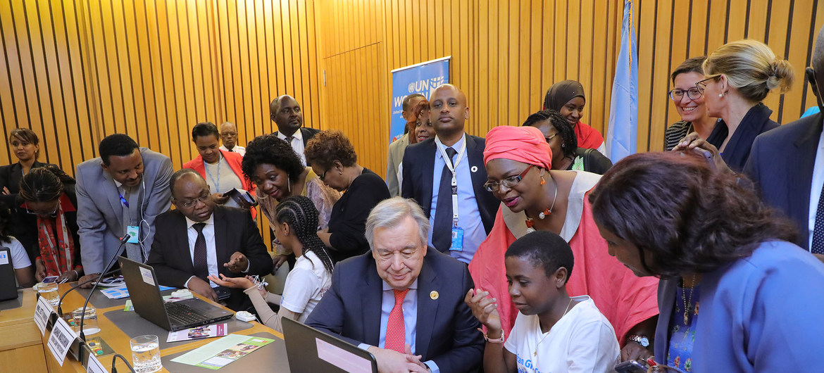 Katibu Mkuu wa Umoja wa Mataifa Antonio Guterres akihudhuria mkutano ulioandaliwa na UN Women kuhusu sayansi,teknolojia, uhandisi na hisabati (STEM) kuhusu programu za kompyuta. Picha: UN Photo / Antonio Fiorente.