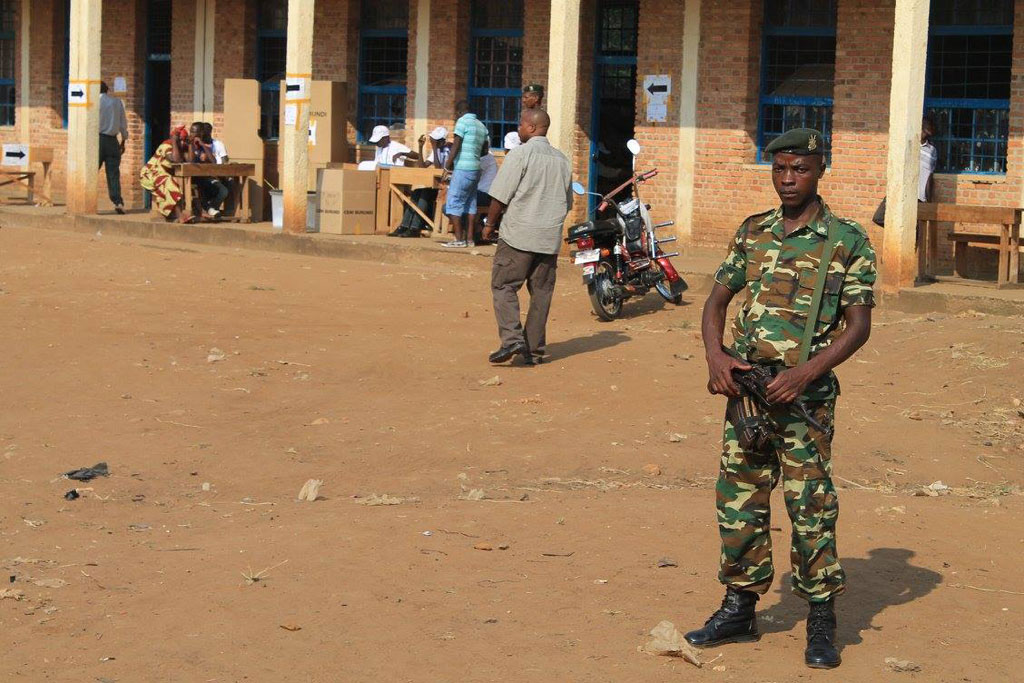 Un soldat monte la garde devant un bureau de vote dans la capitale du Burundi, Bujumbura