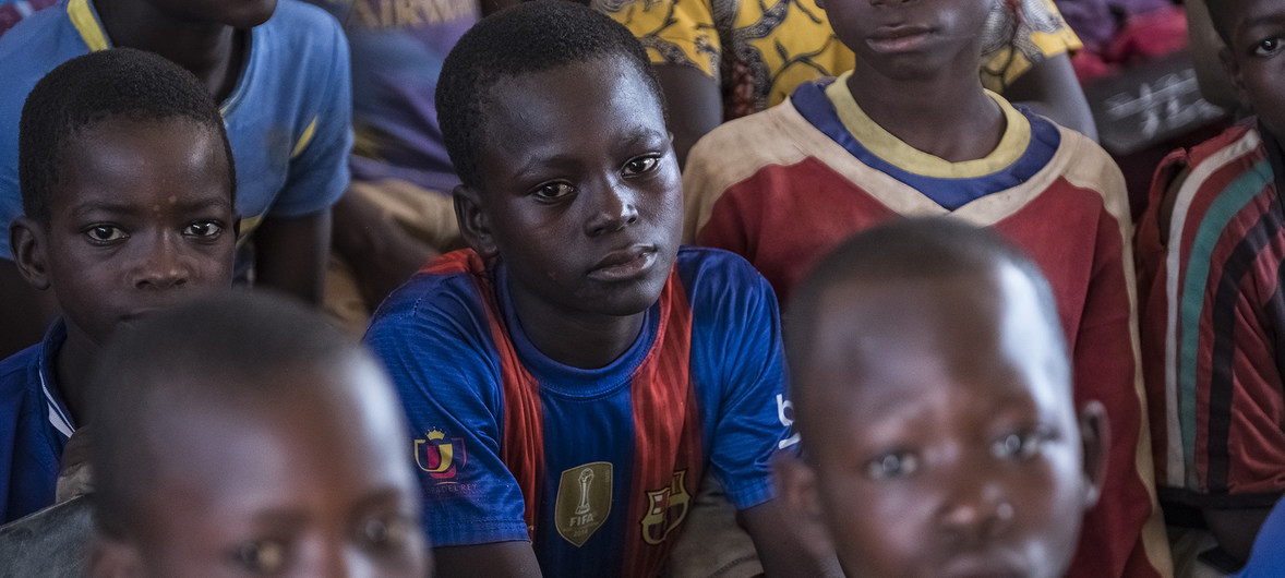 Jospin (katikati) mkimbizi wa ndani wakiwa kwenye darasa linaloendelshwa na Ujumbe wa Umoja wa Mataifa, CAR, MINUSCA.  Picha: UNICEF/UN0149422/Sokhin