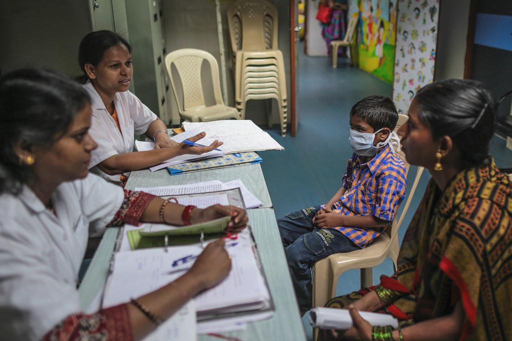 Washauri wakisaikolojia wanazungumza na mama wa mtoto wa miaka tisa katika Kituo cha Tiba ya Antiretroviral Therapy (ART) katika hospitali ya Mumbai, India.