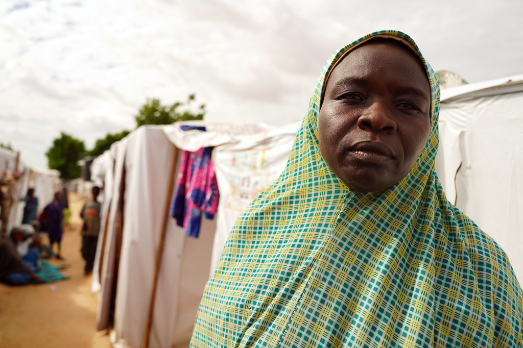 Mwanamke akiwa amesimama katika kambi ya wakimbizi wa ndani Maiduguri, jimbo la Borno, NIgeria.