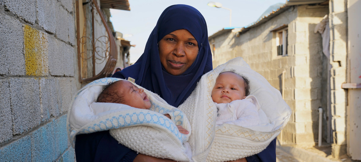 Heleema mwenye umri wa miaka 42 akiwa amewabeba mapacha wake wenye umri wa miezi miwili kambini walikokimbilia baada ya mji wao wa Tawergha kilomita 600 magharibi mwa Benghazi Libya kushambuliwa. Picha: UNOCHA/Giles Clarke