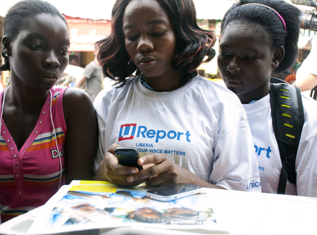 Wasichana nchini Liberia wakifuatilia taarifa katika simu ya mkononi