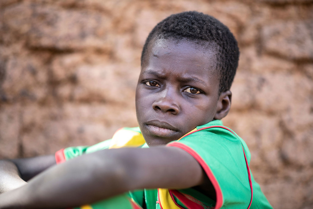 Mvulana mchanga ambaye alilazimika kukimbia nyumbani kwao kutokana na vurugu huko Kaya, Burkina Faso.