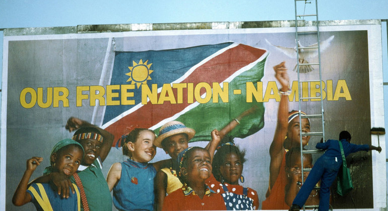 Juhudi za Namibia kupta uhuru ilikuwa moja ya agenda ya Umoja wa Mataifa kwa zaidi ya miaka 40. Pichani ni mfanyakazi akimaalizia tangazo la uhuru wa taifa karibu na mji wa Windhoek. Picha: UN Photo/John Isaac