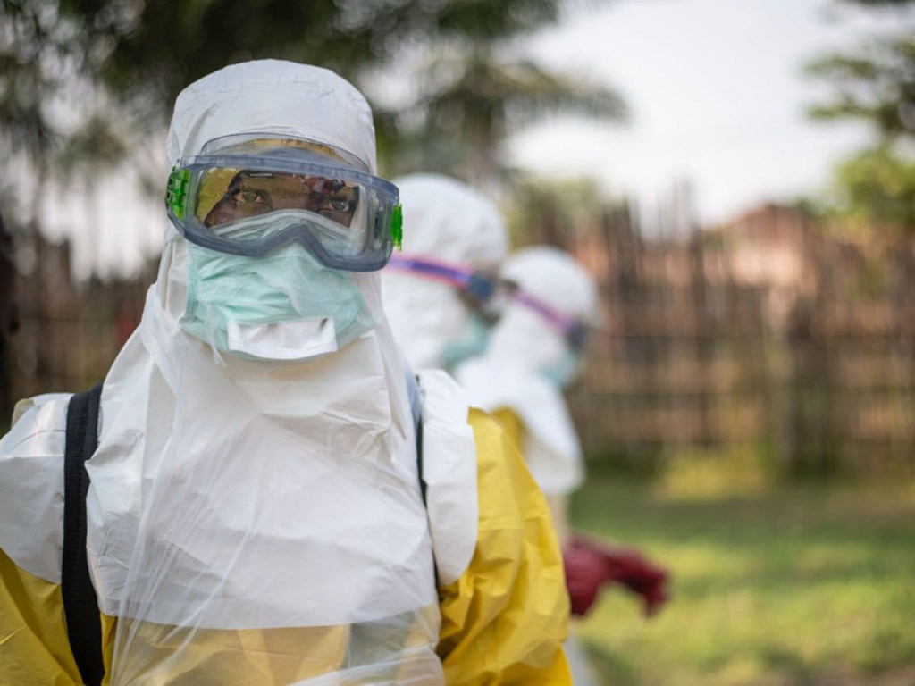 Katika kliniki moja ya kutibu wagonjwa wa Ebola huko Mbandaka jimbo la Kivu Kaskazini, mhudumu akiwa amevalia mavazi rasmi ili kuepusha maambukizi.