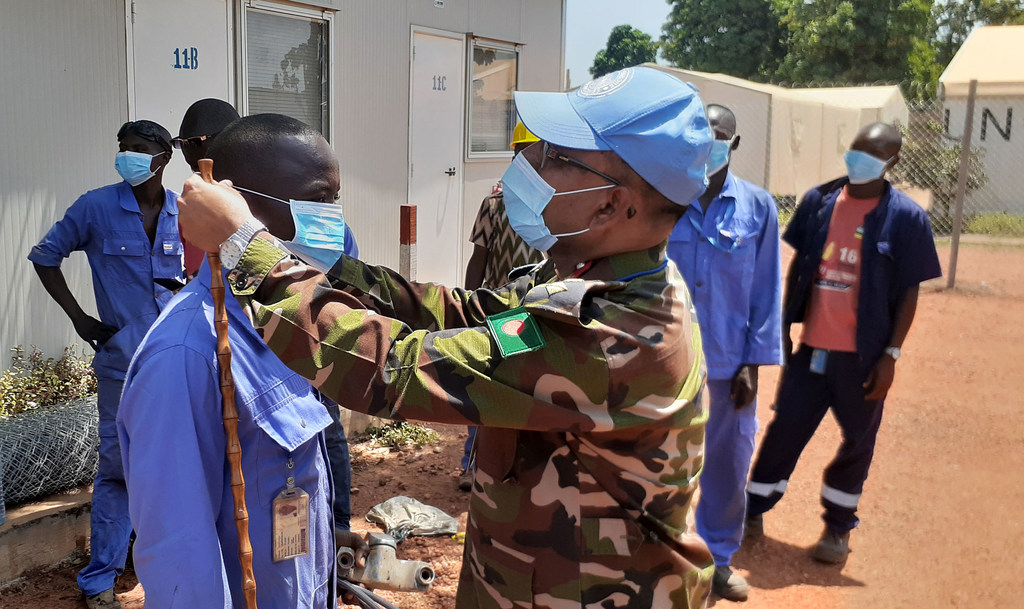 Kama sehemu ya kampeni kuhusu COVID-19, kamanda wa Bangladesh anayehudumu katika MINUSCA nchini CAR akimhamasisha mkandarasi mwenyeji kuvaa barakoa.