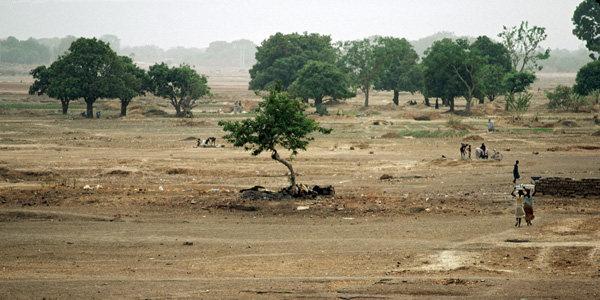 Dried-up riverbed outside Ougadougou, Burkina Faso. Photo: UN Photo/Kay Muldoon