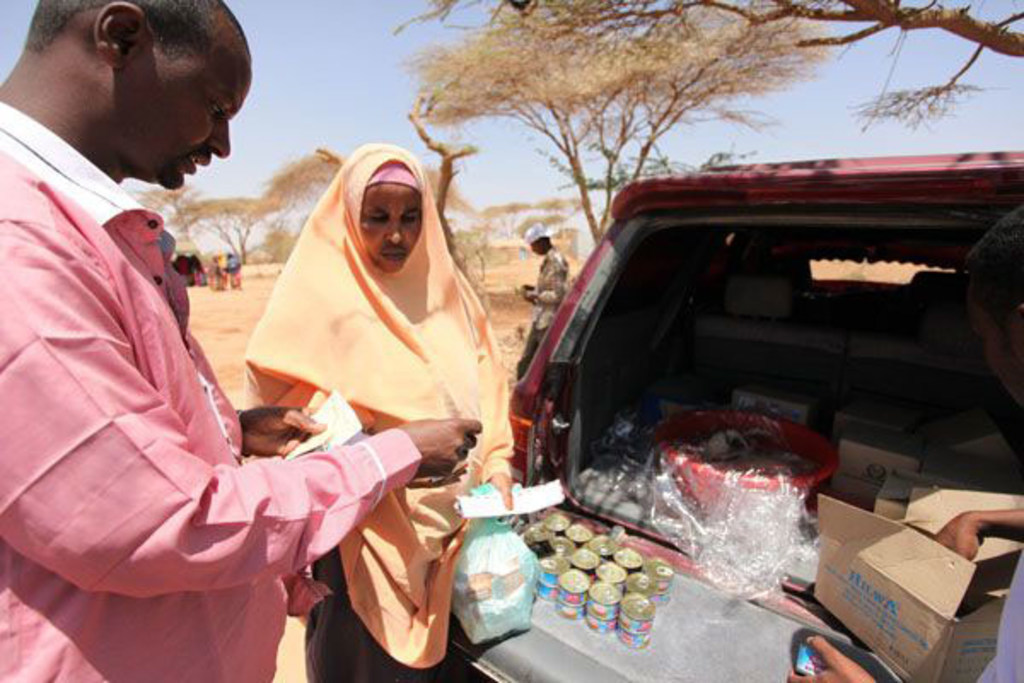 Mama akinunua samaki wa mkebe kwa vocha cha WFP Burao, Kaskazini mwa Somalia.