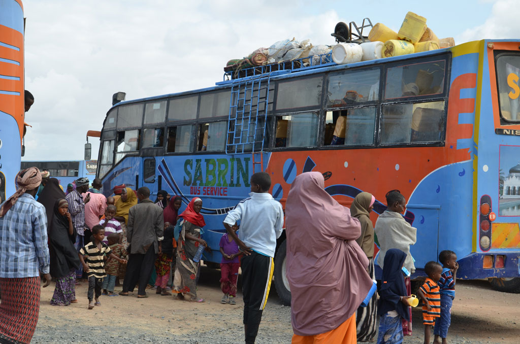 À la mi-juin, six autobus transportant plus de 387 personnes ont quitté le camp de Dadaab, au nord-est du Kenya, vers la Somalie. Le Haut-Commissariat des Nations Unies pour les réfugiés (HCR) aide les réfugiés avec des dons en espèces, des articles de se