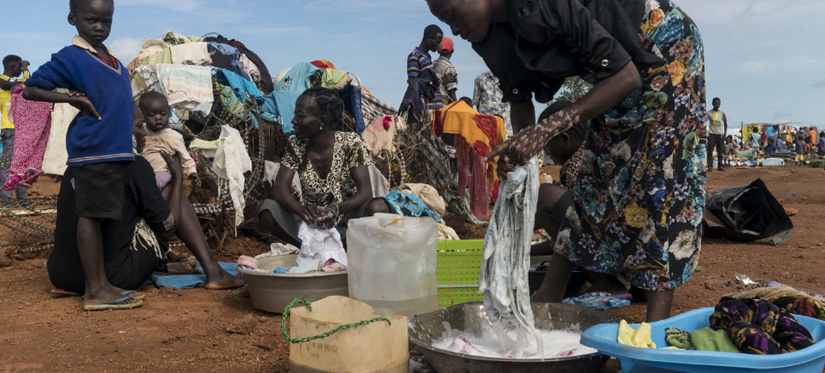 Katika picha hii kutoka maktaba, Ronda, (kulia) mmoja wa wakimbizi wa ndani akifua nguo zake kwenye kituo cha kufadhi raia huko Wau Sudan Kusini.  Picha: UNICEF/Ohanesian (maktaba)