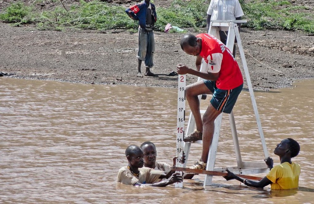 Miradi kama hii ya FAO ya kutengeneza maeneo ya kunywa maji wanyama huko Turkana nchini Kenya, ni miradi ya kuepusha mvutano kati ya wakulima na wafugaji na pia hutunza mazingira. (2011)