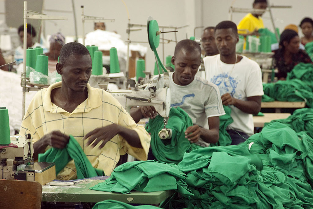 Des travailleurs du parc industriel de Sonapi, à Port-au-Prince, en Haïti. Photo : ONU / Eskinder Debebe