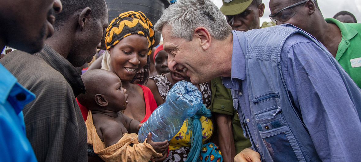 Kamishna Mkuu wa shirika la wakimbizi duniani, UNHCR Filippo Grandi akizungumza na mwanamke aliyebeba mwanae kwenye kambi ya wakimbizi ya Nyarugusu wilayani Kasulu, mkoani Kigoma nchini Tanzania tarehe 7 Februari 2019.  Picha: UNHCR/Georgina Goodwin