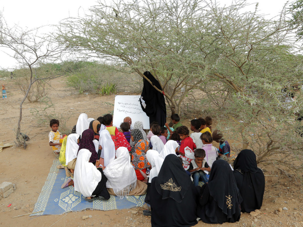 Wanafunzi wakisomea chini ya mti, Hudaydah, Yemen.