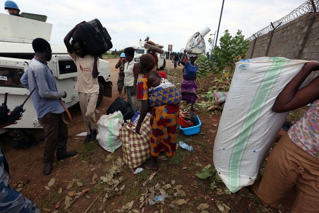 Des déplacés qui ont trouvé refuge auprès de la MINUSS emportent leurs biens après cinq jours de combats à Juba, début juillet. Photo UNMISS/Eric Kanalstein