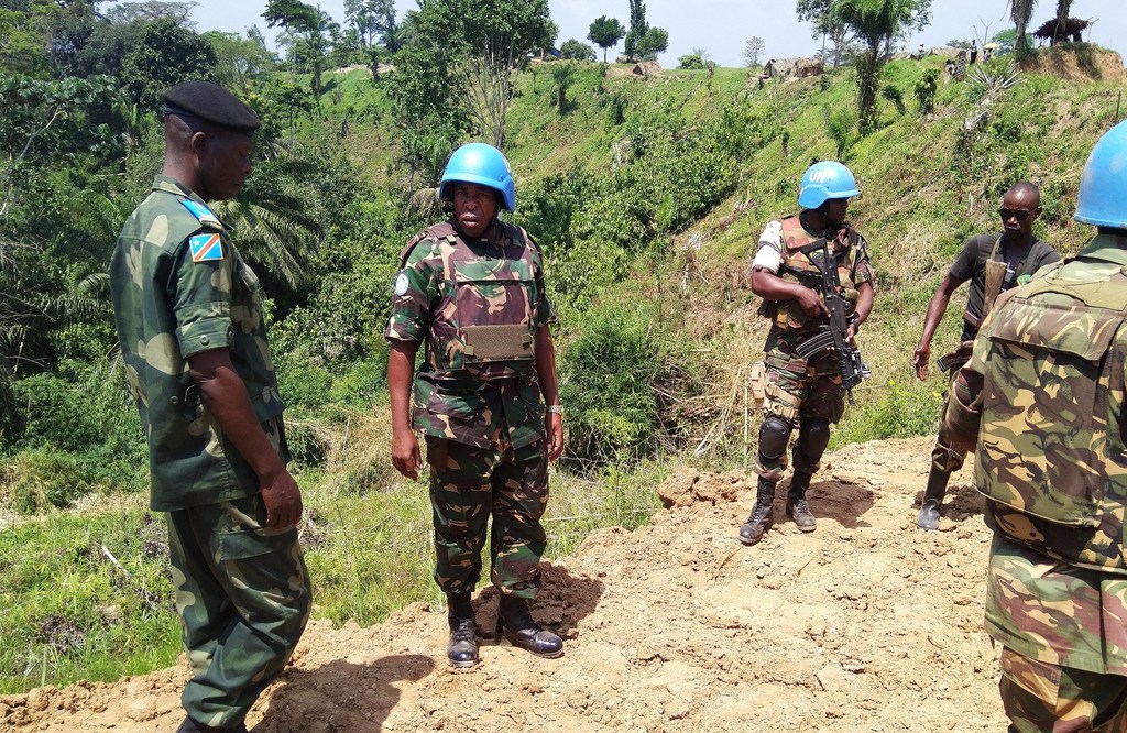 Kamanda wa kikosi cha Tanzania huko DRC, Luteni Kanali John Ndunguru katika mazungumzo na afisa wa jeshi la DRC, FARDC huko Beni, DRC.