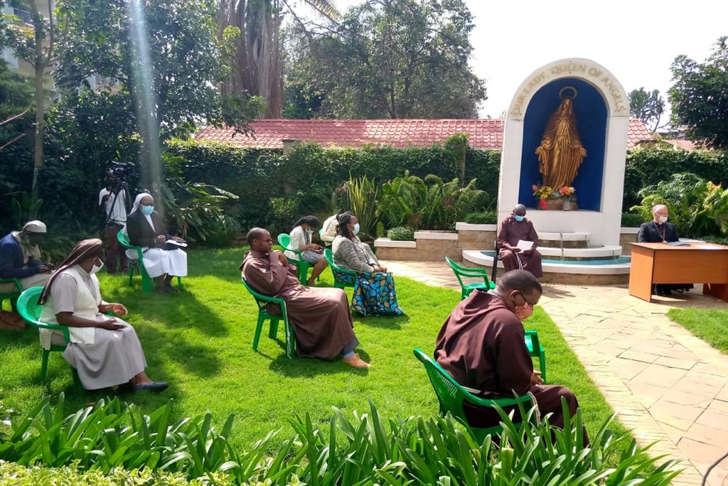 Shirika la Wafransisko Wakapuchini wa nchini Kenya wakiwa kwenye tukio la kupanda miti kuadhimisha miaka 5 tangu Papa Francis apitishe tamko la kutunza mazingira.