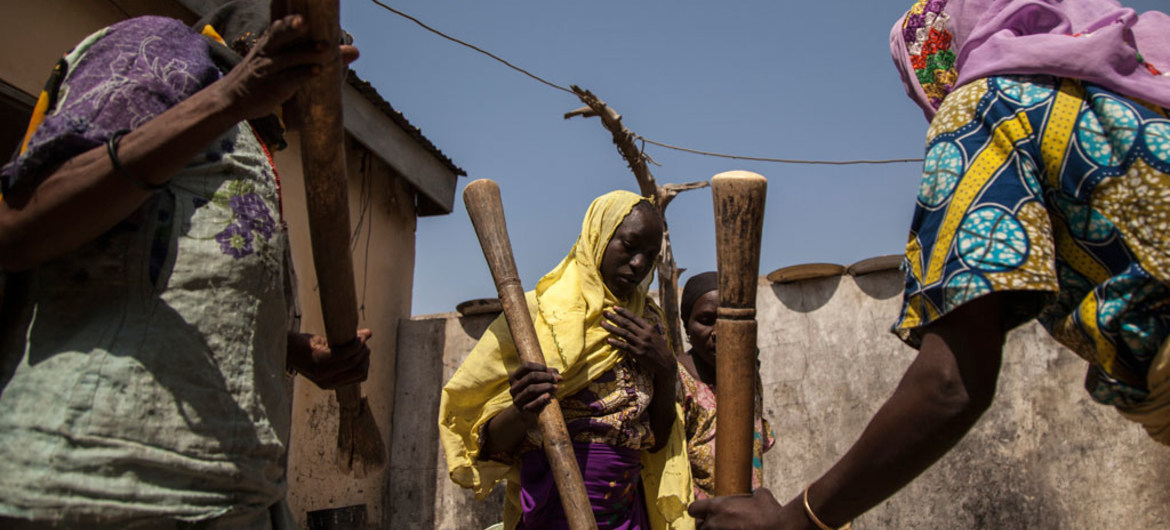 Wanawake wakitwanga mahindi huko Banki jimbo la Borno kaskazini-mashariki mwa Nigeria ambapo FAO inasema teknolojia hii inapoteza muda mwingi ambao wanawake wangalitumia kuzalisha kitu kingine.