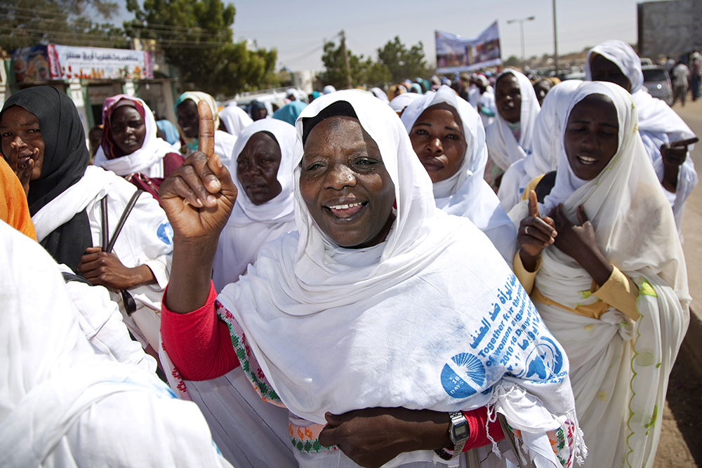 WDes femmes au Nord Darfour manifestent pendant les « 16 jours d’activisme contre la violence basée sur le genre. »    UN Photo/Albert González Farran
