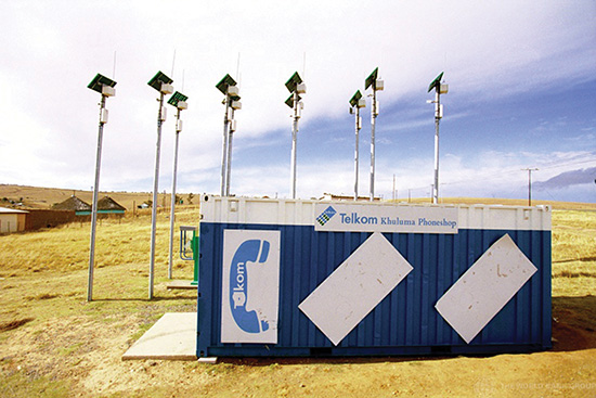 Panneaux solaires et téléphones.  Photo: Trevor Samson/World Bank