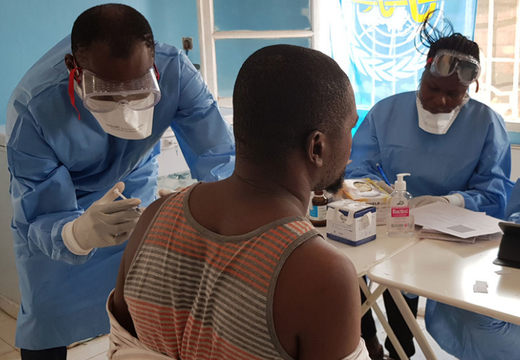 Dr. Alhassane Toure vaccinates a health worker at a health centre in the city of Mbandaka (16 June 2018).