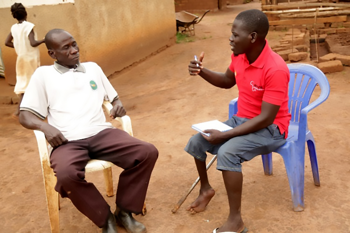 Le promoteur de la santé à domicile Eliaba Anthony Amba (à droite) s'entretient avec Bennet Khamis.