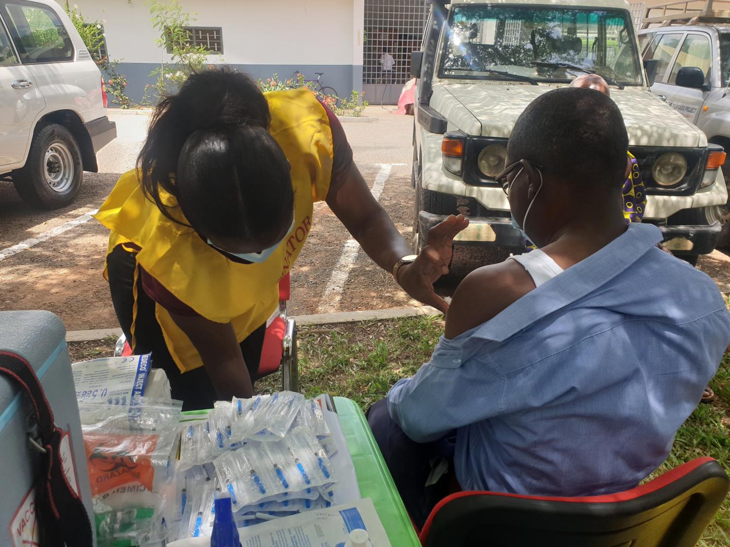 Un agent de santé vaccine un client à Kumasi, dans la région Ashanti du Ghana.