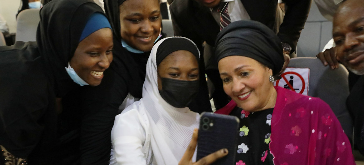 La Vice-Secrétaire générale des Nations Unies, Amina Mohammed, s'entretient avec des jeunes femmes.