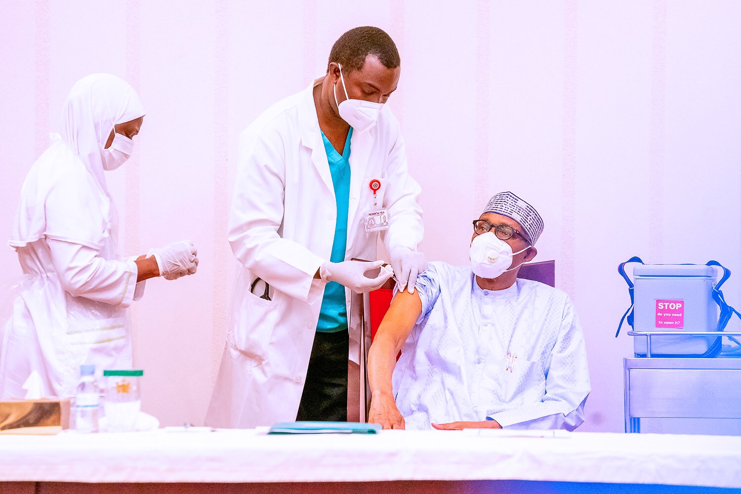 Le président nigérian Muhammadu Buhari reçoit une dose de vaccin COVID-19 à Abuja, au Nigeria.