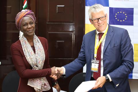 Maureen Achieng (l), IOM Ethiopia Chief of Mission and Representative to AUC, IGAD & UNECA with Sweden’s ambassador to Ethiopia and Djibouti, Torbjörn Pettersson.