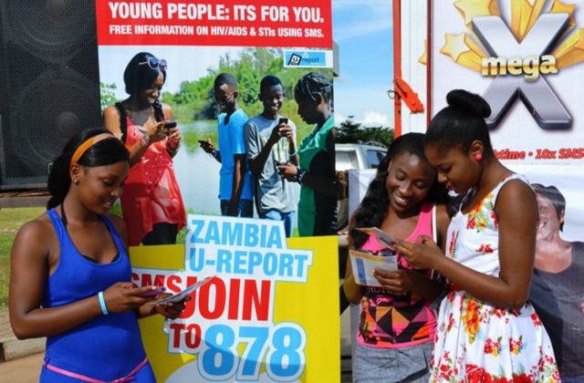 Les jeunes Zambiens peuvent maintenant échanger des informations sur le VIHSIDA et autres MST à travers leurs téléphones mobiles.<br />
  UNICEF Zambia/2013/Maseko