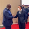Félix Tshisekedi (à gauche) et Emmanuel Macron se serrant la main lors du Sommet.