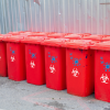 Les poubelles rouges avec le symbole contagieux à l'extérieur protègent des germes et des virus. 