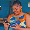 Femme entrepreneur africaine avec un système de paiement digital.