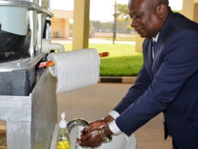 The UN Resident Coordinator in Nigeria, Edward Kallon, washes his hands, demonstrating one way to reduce the transmission of the coronavirus.