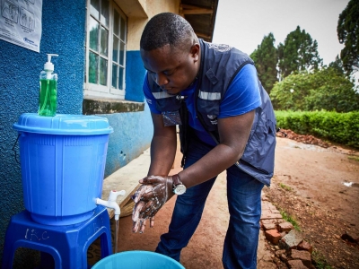 D’une première ligne à l’autre contre la maladie à virus Ebola en République démocratique du Congo Dr Didier Mwesha, expert de l’OMS enPrévention et contrôle des infections