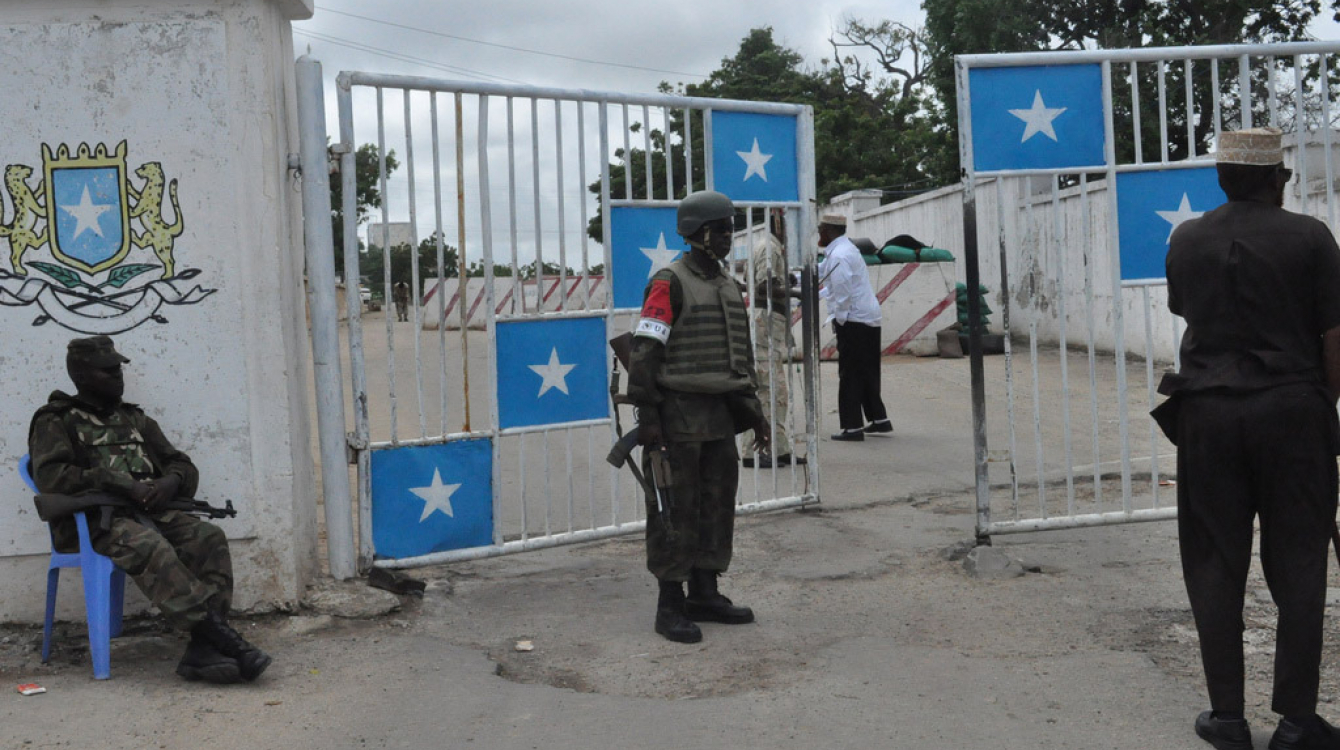 Des soldats de la paix de la Mission de l’Union africaine en Somalie (AMISOM) gardent le palais présidenitel dans la capitale somalienne Mogadiscio. Photo : AMISOM