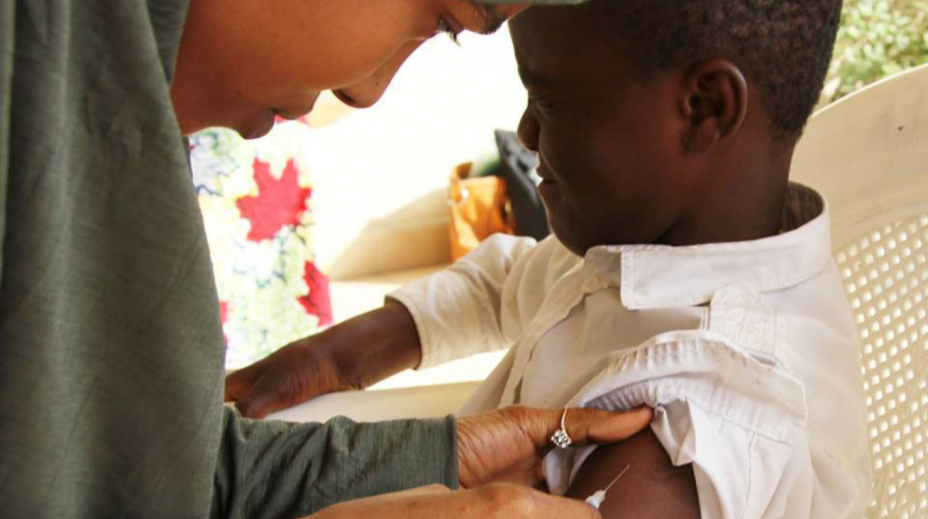 Un enfant est vacciné dans le cadre d’une campagne contre la rougeole dans le nord-est du Nigéria. Photo UNICEF Nigéria